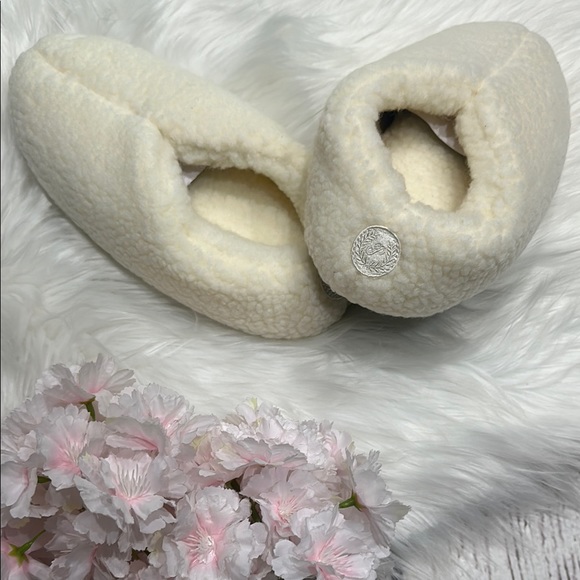 Cream Plush Slip-On Slippers for Indoor Comfort - Picture 4 of 5